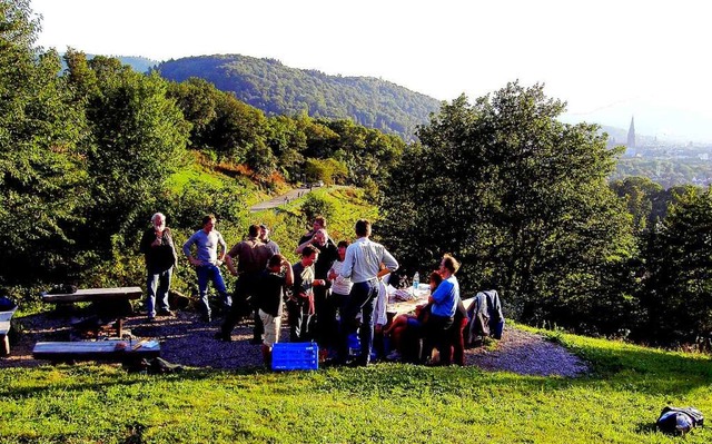 Mit einer kleinen &#8222;Grill-Party&#...latz auf den Hebsackwiesen eingeweiht.  | Foto: Hans Sigmund