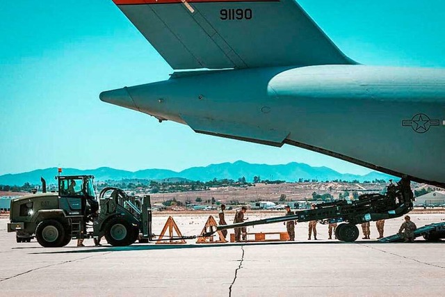 Ein 155mm-Artilleriegeschtz der US-Marines wird in Kalifornien verladen.  | Foto: STAFF SGT. ROYCE H. DORMAN (AFP)