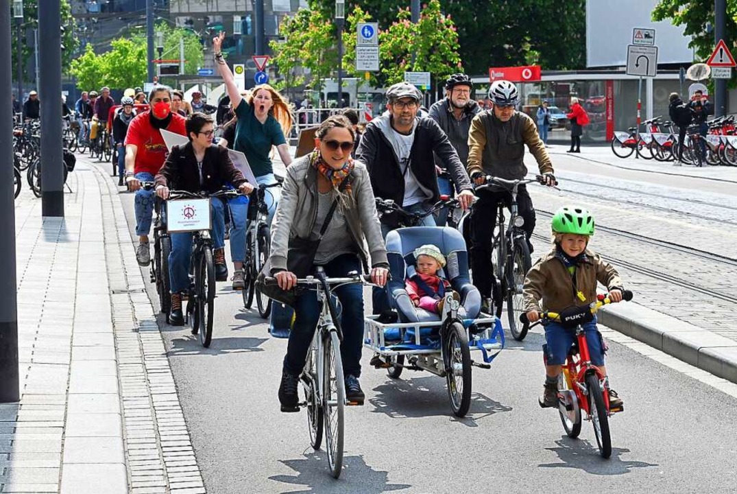 Fahrraddemo von Greenpeace fr Frieden und gegen Abhngigkeit von l  | Foto: Thomas Kunz
