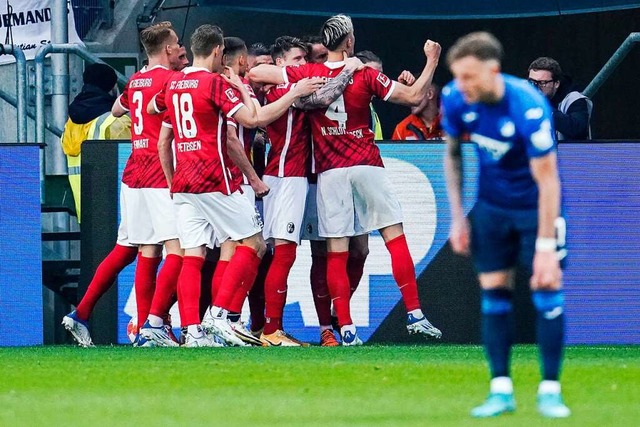 Der SC Freiburg gewinnt mit 4:3 gegen die TSG Hoffenheim.  | Foto: Uwe Anspach (dpa)