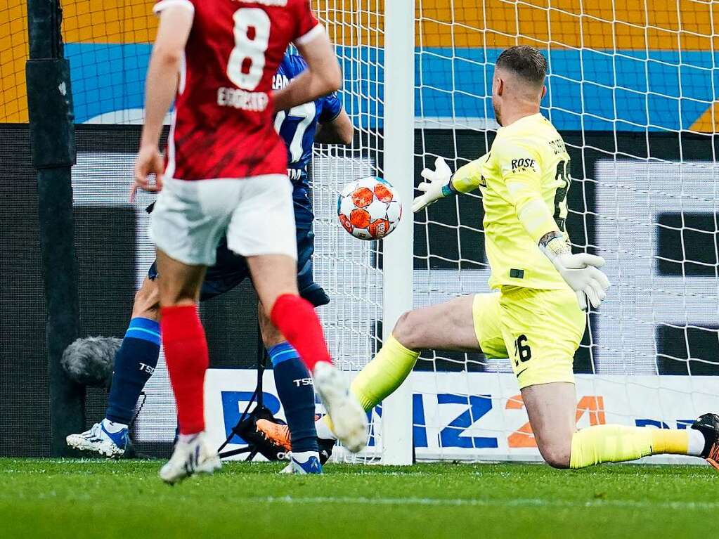 Nach einem schnellen Gegensto gleichen die Hoffenheimer aber zum 1:1 aus.