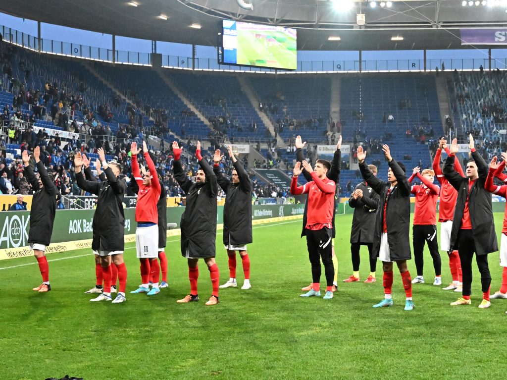 Die Mannschaft applaudierte den vielen mitgereisten Fans...