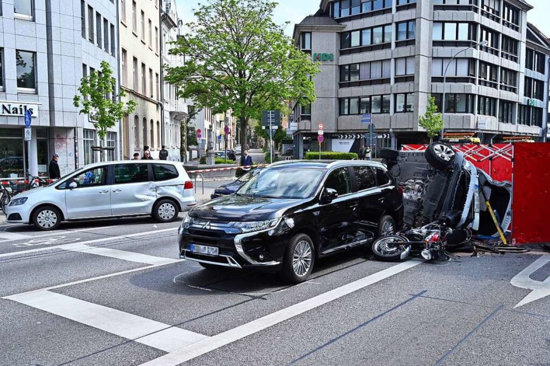 An dem schweren Unfall am Sonntagmorge...beteiligt, darunter auch ein Motorrad.  | Foto: Thomas Kunz