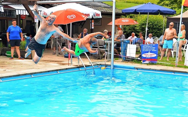 Trotz der befrchteten Schlieung flie...mer auf das Schwimmbad in Schweigmatt.  | Foto: Edgar Steinfelder