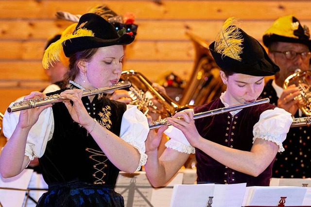 Diese Hte kommen sonst nicht mit den ...im Marsch-Konfetti ist alles mglich.   | Foto: Wolfgang Scheu