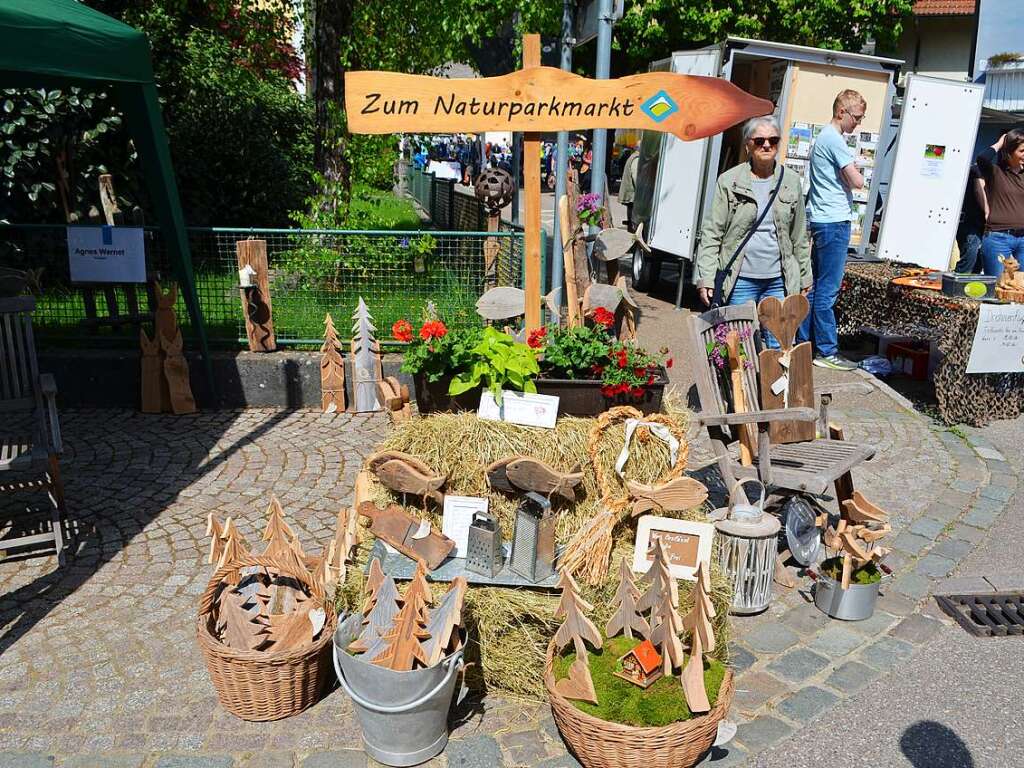 Mit Holzsgearbeiten - als Altholz - kreierte eine Kunsthandwerkerin aus Winden diesen originellen Wegweiser zum Markt.