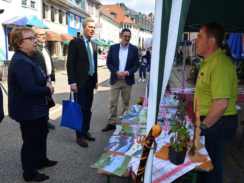 Beim Rundgang auf dem Elzacher Naturparkmarkt : Hannelore Reinbold-Mench, Michael Meier vom Gewerbeverein, Landrat Hanno Hurth und Brgermeister-Stellvertreter Fabian Thoma am Stand des Schwarzwaldvereins Elzach