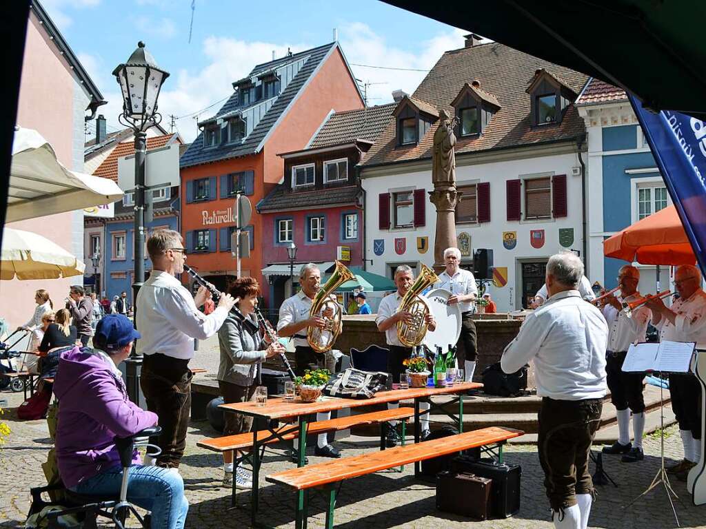 Die Yacher Hislimusikanten umrahmten die Erffnung und spielten den ganzen Nachmittag - hier am Nikolausbrunnen vor dem Heimatmuseum