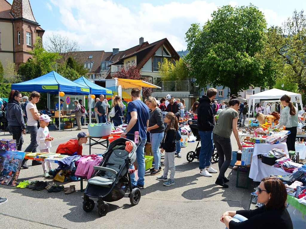 An der „Stadtmure“ war auch ein Kindersachenmarkt, der reges Interesse fand.