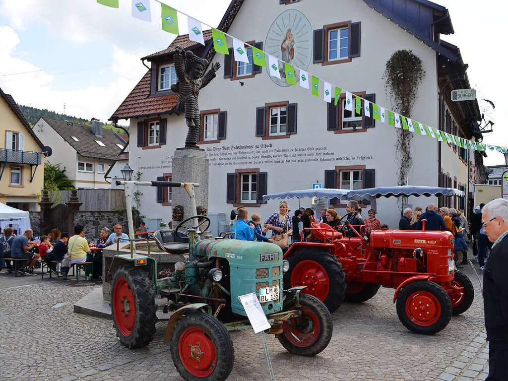 Mehrere historische Eicher- Fahr- und Lanz-Traktoren des Schleppervereins Freiamt  bildeten einen dekorativen Rahmen am Schuttigbrunnen im Stadtzentrum.