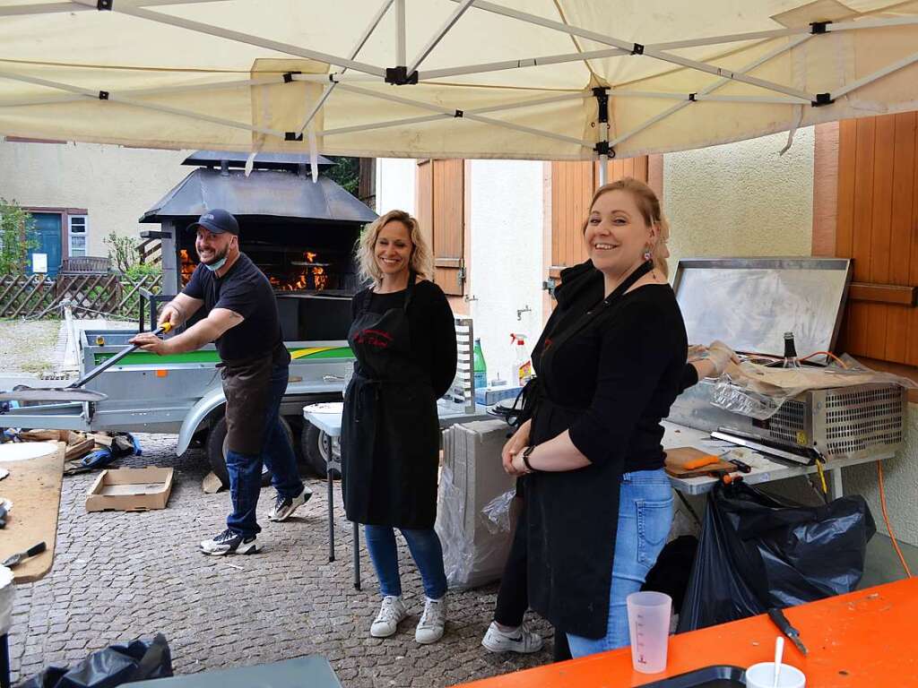 Flammenkuchen aus dem Ofen gab es am Stand der Elzacher Partnergemeinde Vill.