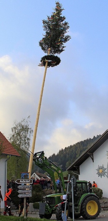 Ein Traktor half, den 20 Meter hohen Marzeller Maibaum aufzustellen.  | Foto: Rolf-Dieter Kanmacher