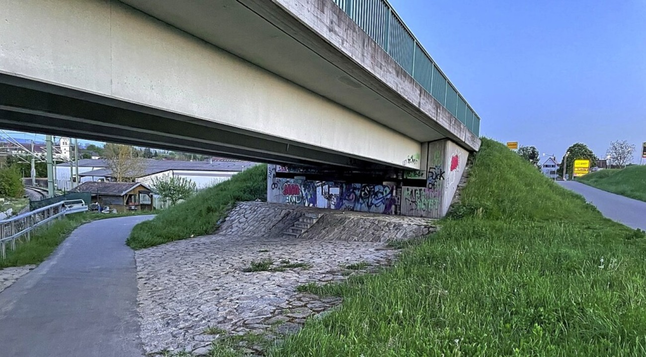 Unter der Brücke am Ortseingang könnte eine Anlage entstehen.  | Foto: Mario Schöneberg