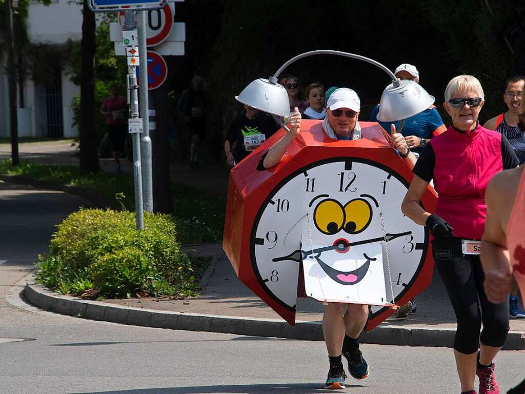 Knapp 700 Luferinnen und Lufer haben sich auf die beiden Strecken zum Halbmarathon und zum Viertelemarathon begeben. Viele starteten in phantasievollen Kostmen.