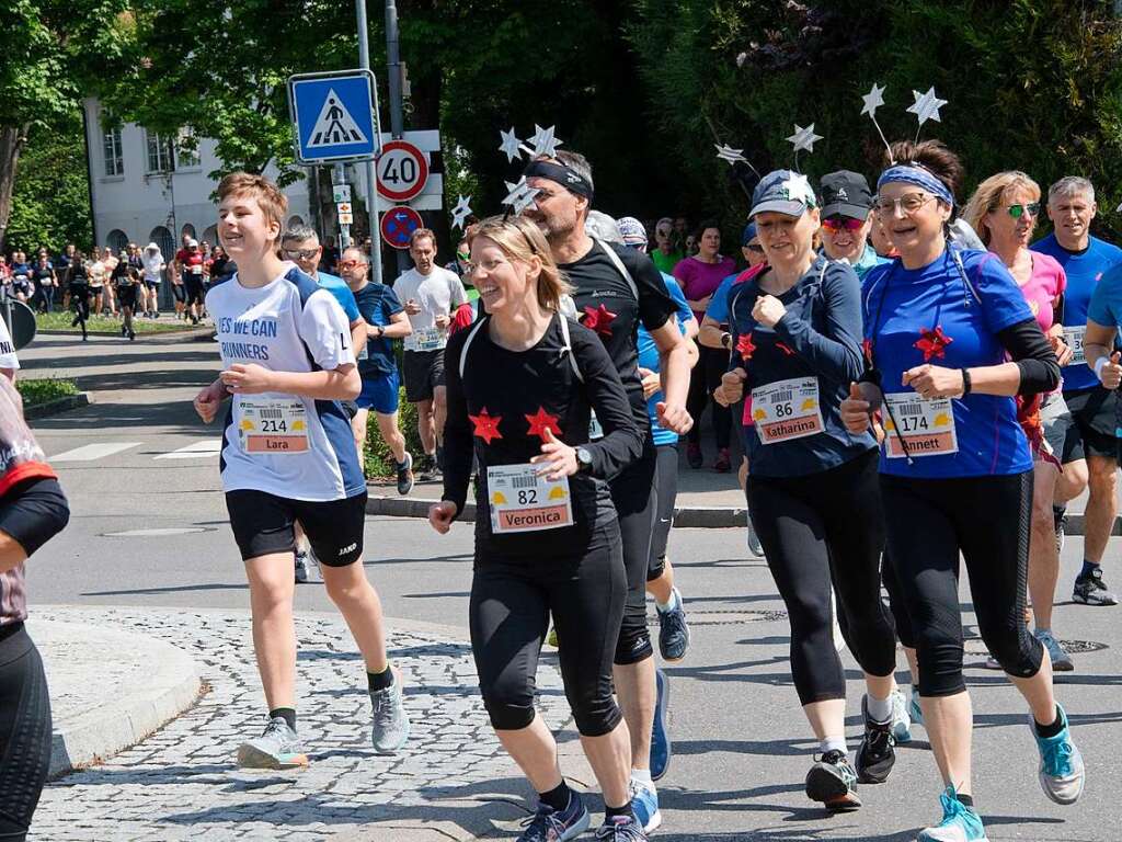 Knapp 700 Luferinnen und Lufer haben sich auf die beiden Strecken zum Halbmarathon und zum Viertelemarathon begeben. Viele starteten in phantasievollen Kostmen.