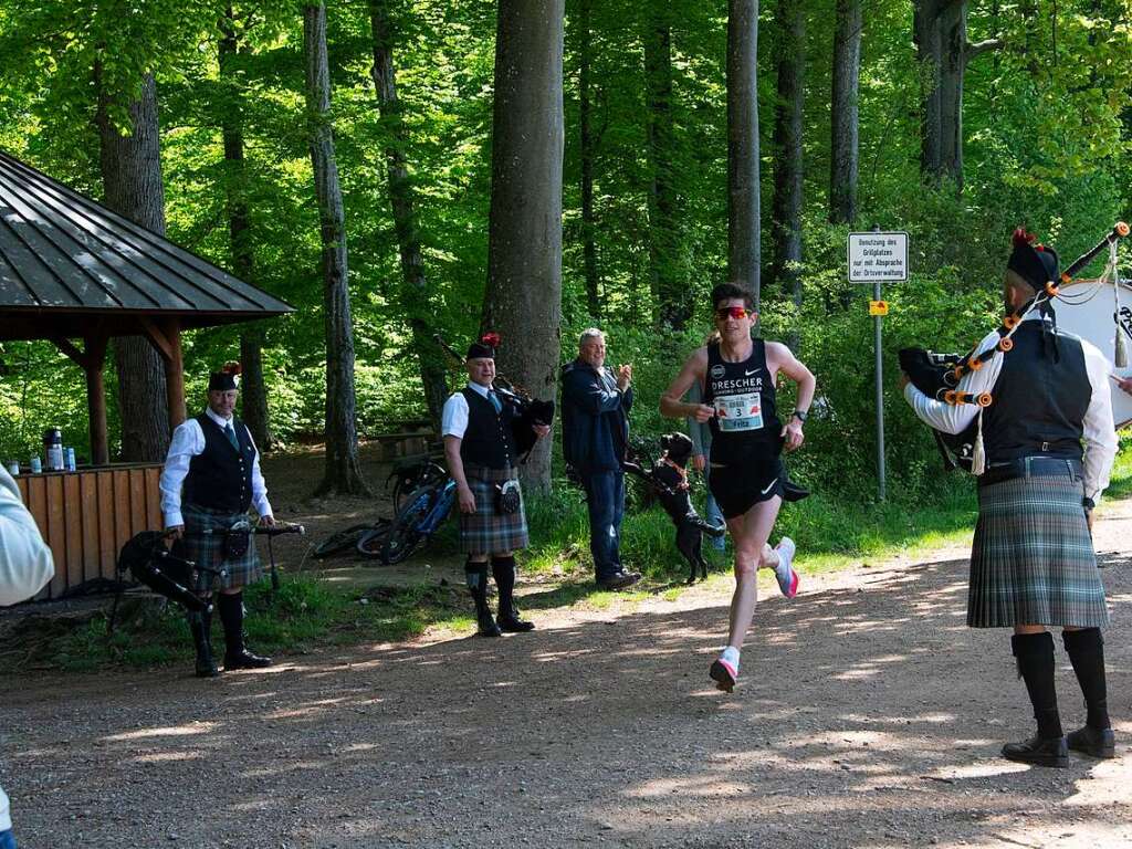 Der schnellste Halbmarathonlufer war Frank Koch, der erste krzlich den Freiburger Marathon gewonnen hatte. Er wurde wurde von Dudelsackspielern kurz vor dem Ziel empfangen.