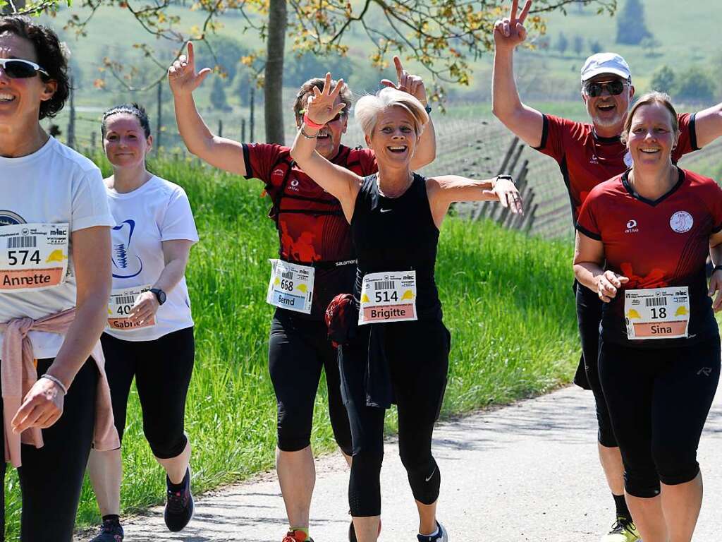 So sieht Freude bei Laufsportlern aus, trotz der Strapazen beim Aufstieg zum Waldrand.