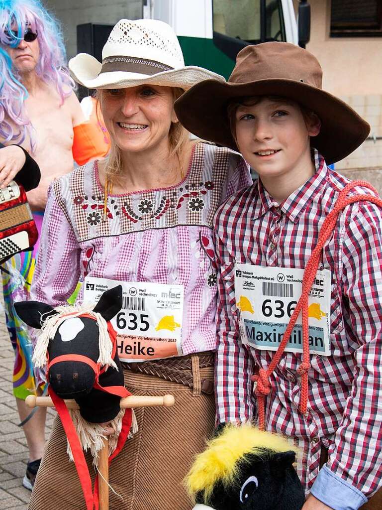 Ein Cowgirl in Begleitung eines Cowboys „ritt“ ber die Laufstrecke.