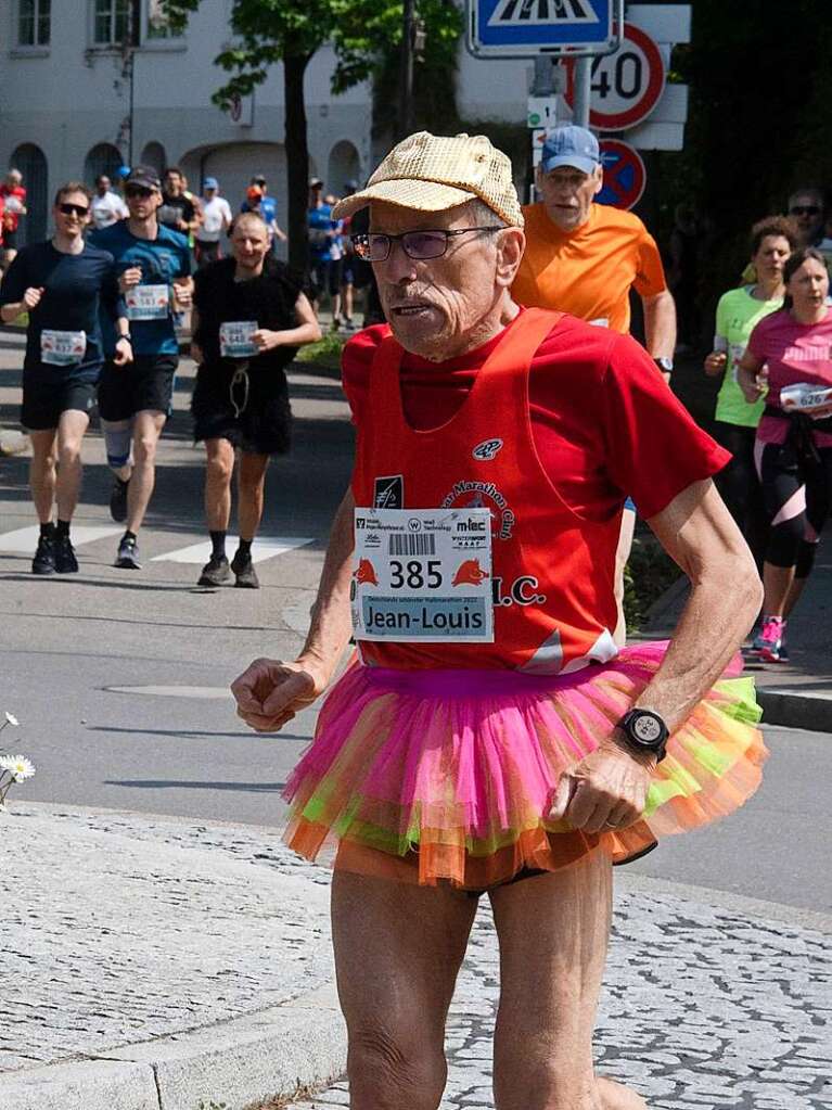 Knapp 700 Luferinnen und Lufer haben sich auf die beiden Strecken zum Halbmarathon und zum Viertelemarathon begeben. Viele starteten in phantasievollen Kostmen.