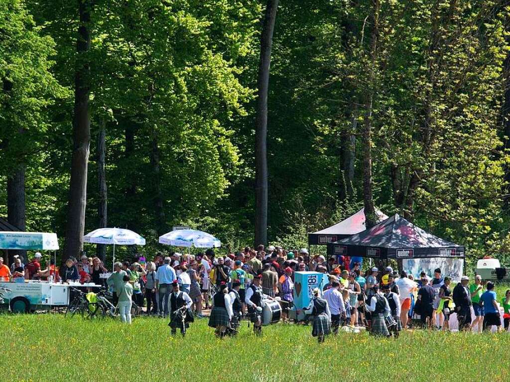 Am Kilometer Acht bei der Vgisheimer Grillhtte am Waldrand des Eichwaldes herrschte Volksfeststimmung.