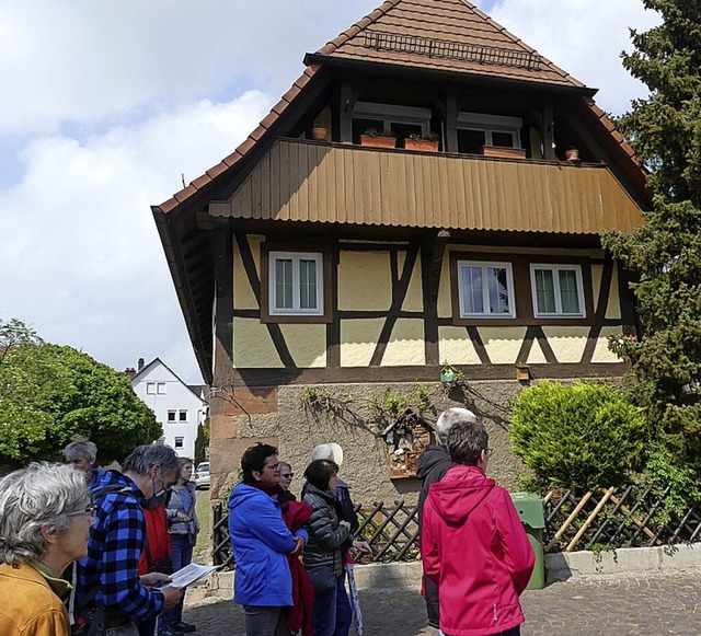 Teilnehmer beim Rundgang durch den Ort  | Foto: Ekkehard Klem