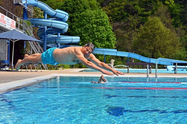 Mit einem Köpfer eröffnete Bürgermeister Stefan Breiter die Freibadsaison. | Foto: Thomas Kunz Mit einem Köpfer eröffnete Bürgermeister Stefan Breiter die Freibadsaison. | Foto: Thomas Kunz