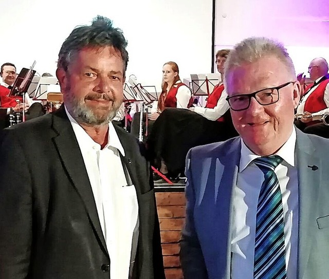 Ehrengast Reinhold Pix (links) mit Ortsvorsteher Udo Beck und Winzerkapelle  | Foto: Sebastian Ehret