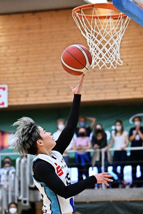 Der Motor des USC-Spiels: die Japanerin Shiori Yasuma beim Korbleger  | Foto: Achim Keller