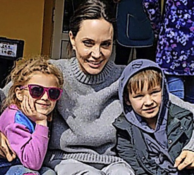 Jolie mit Kindern in Lviv  | Foto: Maksym Kozutsky (dpa)