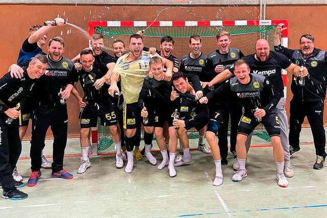 berschwnglich  feiern die Handballer...lbach die Rckkehr in die dritte Liga.  | Foto: privat
