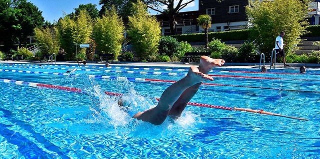 Aufatmen knnen Vielschwimmer: Rechtze...rt und gibt nun doch Saisonkarten aus.  | Foto: Michael Bamberger