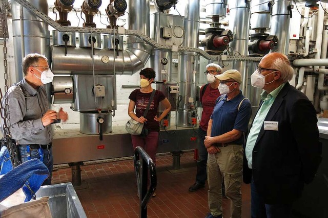 Die Klimaschutzmangerinnen und -manage...tzelanlage der Stadtwerke Emmendingen.  | Foto: Georg Vo