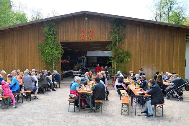 Die Auenpltze waren beim Dreschschopf waren am Sonntagmittag im Nu belegt.  | Foto: Edgar Steinfelder