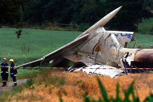 Das zerstrte Leitwerk einer abgestrz...nsee kamen ber 70 Menschen ums Leben.  | Foto: Stefan Puchner (dpa)