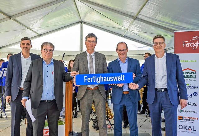 Brgermeister Jochen Paleit (Mitte) b...enschild fr die neue FertighausWelt.  | Foto: BDF/Marc Doradzillo