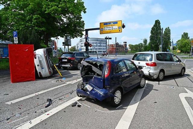 Polizei sucht weiter nach Ursache für tödlichen Unfall auf der B31 in Freiburg