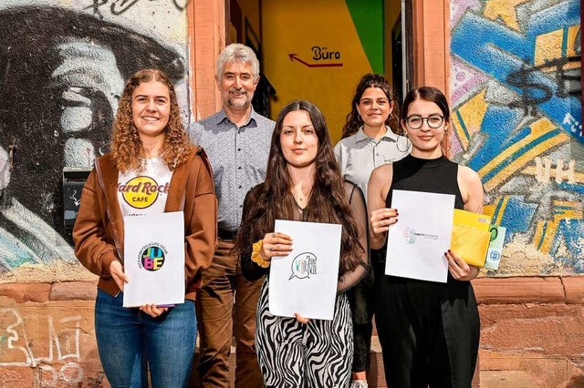 Die Schlerinnen stellen ihre Logos vo...el Thater, rechts  daneben Jule Rnzi.  | Foto: Stefan Johnen