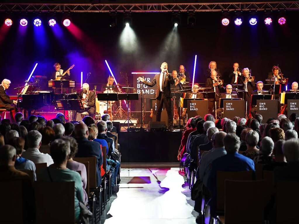 Eine grandiose Vorstellung lieferten die SWR Big Band mit Snger Giovanni Costello und ihrem Programm 