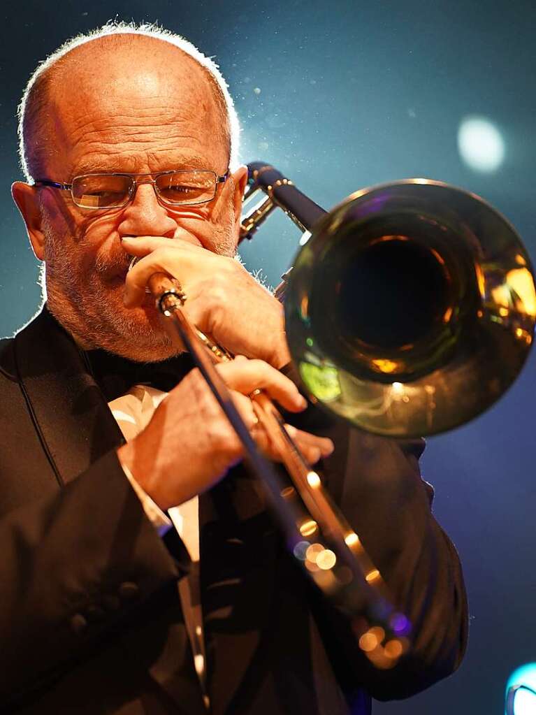 Eine grandiose Vorstellung lieferten die SWR Big Band mit Snger Giovanni Costello und ihrem Programm 