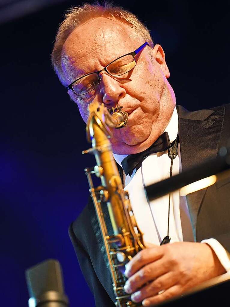 Eine grandiose Vorstellung lieferten die SWR Big Band mit Snger Giovanni Costello und ihrem Programm 