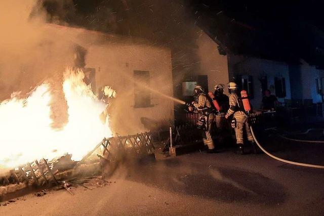 Brennender Sperrmüll hält Elzacher Feuerwehr auf Trab
