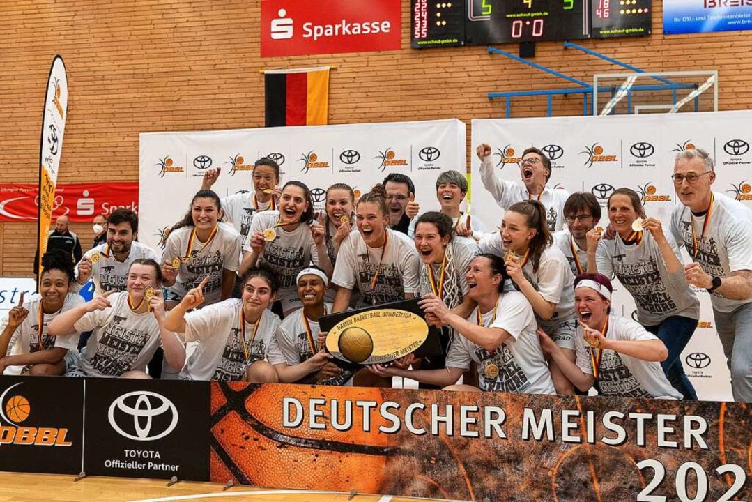 Meister! Nach dem Erfolg am Freitagabe...f dem Freiburger Rathausbalkon weiter.  | Foto: IMAGO/Eibner-Pressefoto/Thomas Heß