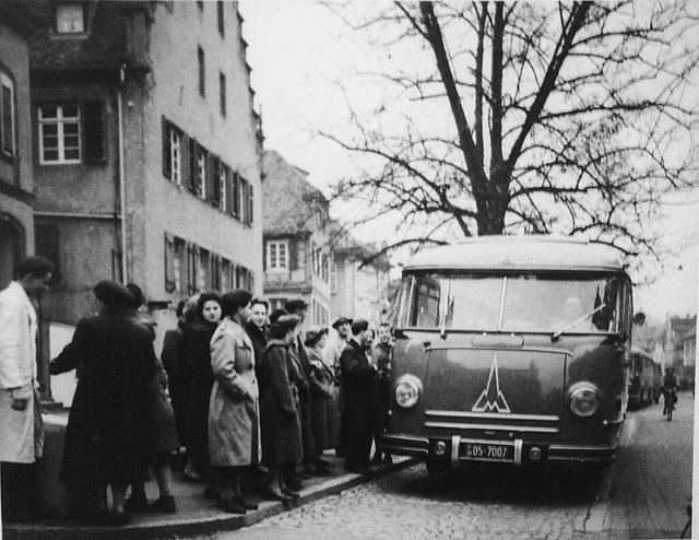 ffentlicher Nahverkehr in den 1950er ...Der Bus von Schrer holt Fahrgste ab.  | Foto: Privat