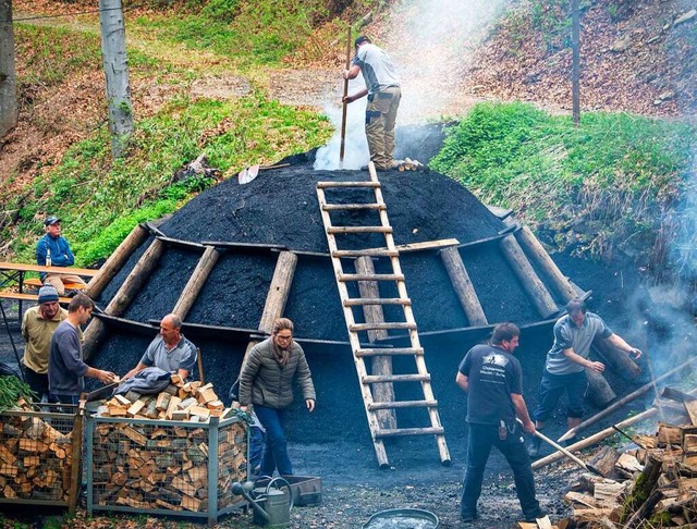 Das Anznden des Kohlenmeilers ist eine rauchige Angelegenheit.  | Foto: Paul Eischet