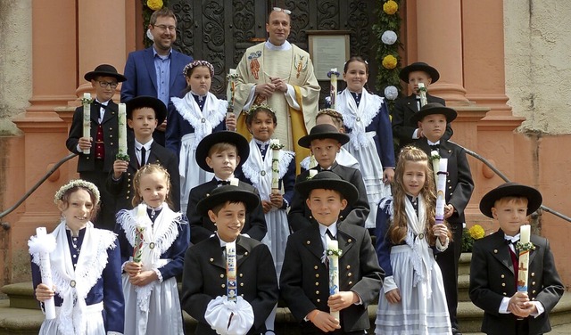 In Tracht feierten die Erstkommunikant...s und Gemeindereferent Stefan Pfleger.  | Foto: Eberhard Gross