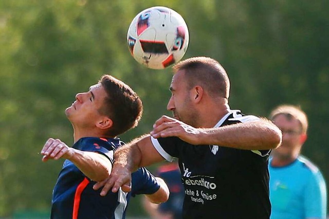 Michael Stammler vom FC Wittlingen II ...tnauer Kevin Wissler im Kopfballduell.  | Foto: Niklas Schchlin