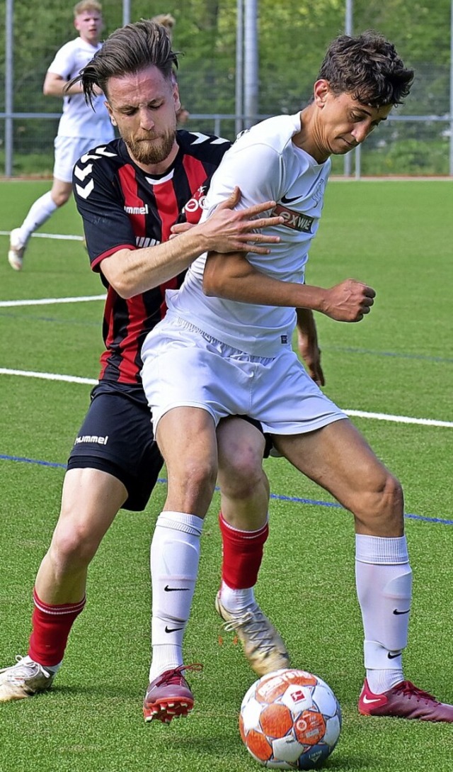 <BZ-FotoAnlauf>Kreisliga A:</BZ-FotoAn...drngt Pasquale Spadaro vom SV Kappel.  | Foto: Daniel Thoma