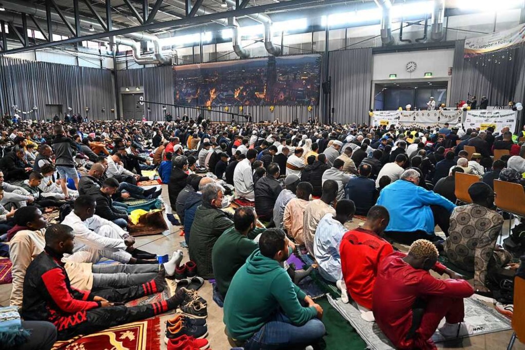 Zum Festgebet am Ende des Ramadan kame... rund 5000 Gläubige in die Messehalle.  | Foto: Thomas Kunz