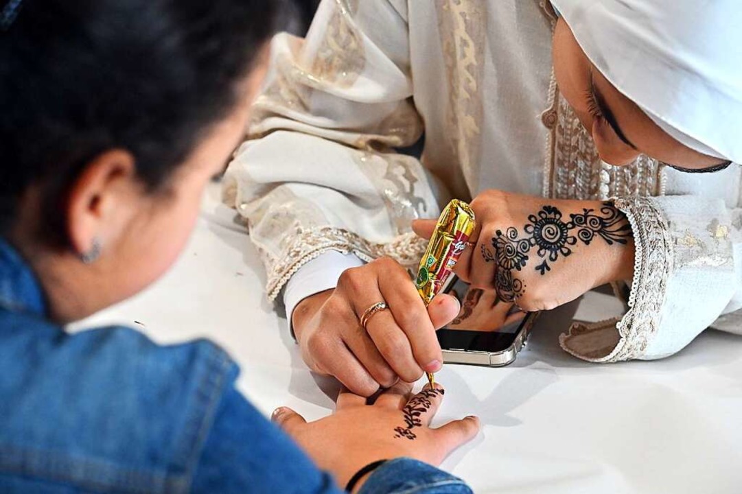 Ein Tattoo auf der Hand einer Muslima  | Foto: Thomas Kunz