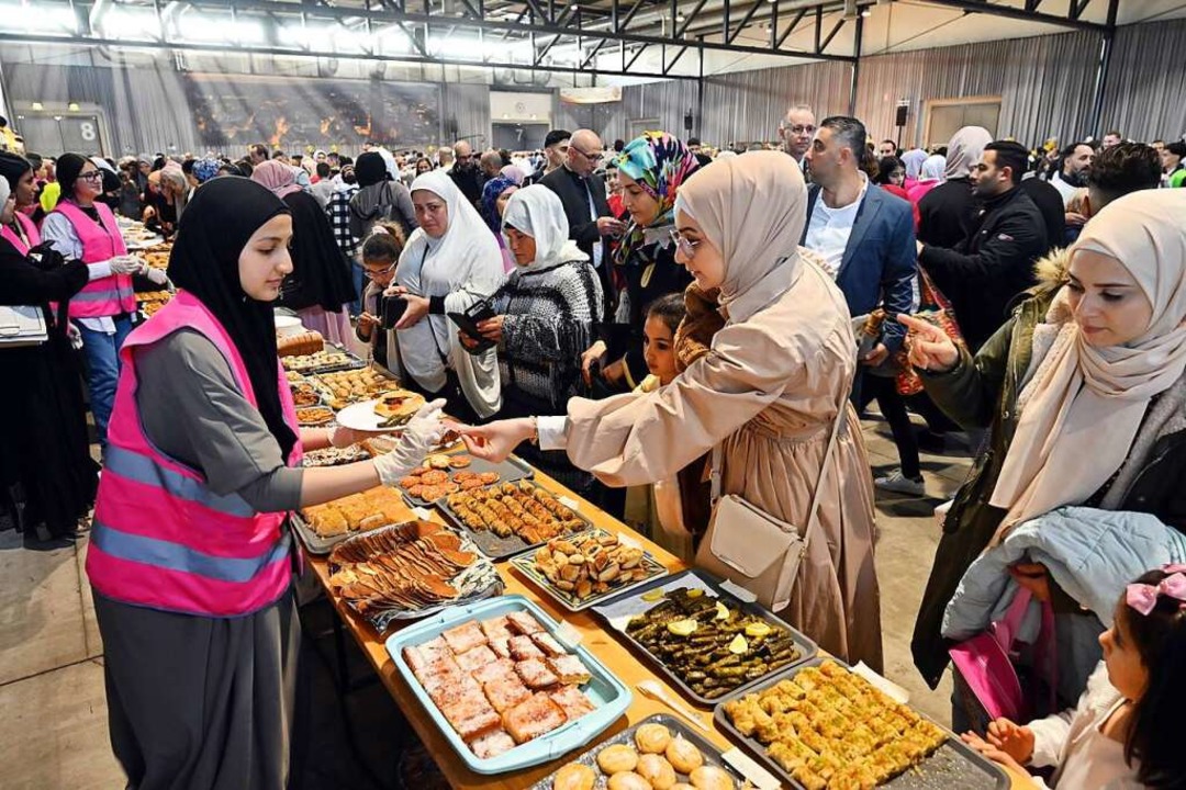 Helferinnen und Helfer kmmerten sich ...losen Ablauf &#8211; und ums Catering.  | Foto: Thomas Kunz
